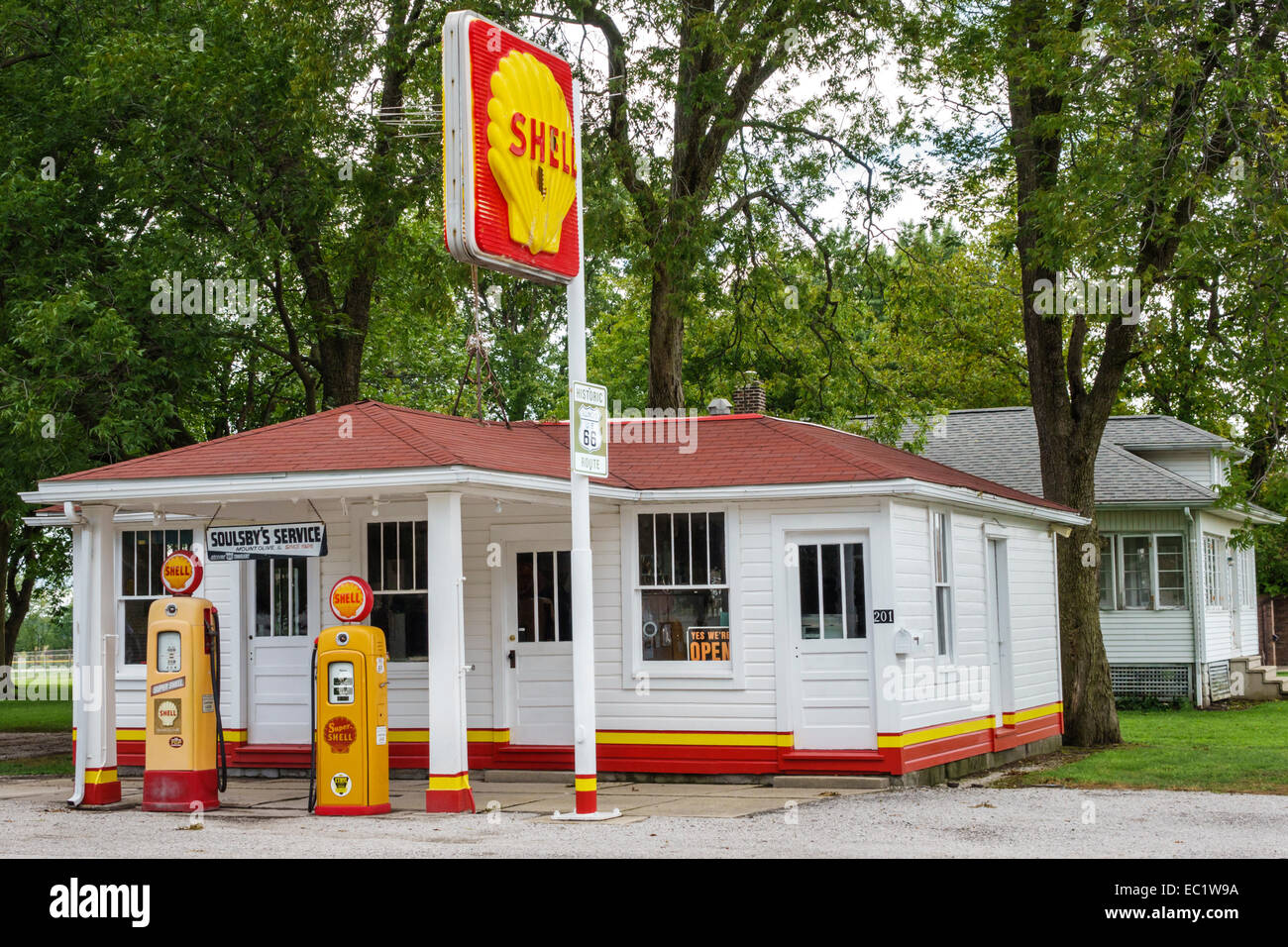 Illinois Mount Mt.Olive, autoroute historique route 66, Soulsby's Service Station, pompes à essence à gaz, Shell, panneau, IL140902061 Banque D'Images