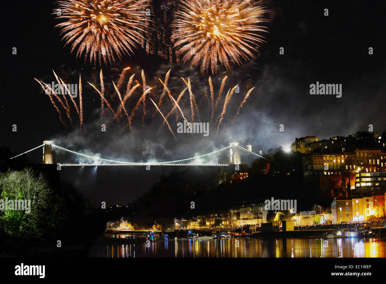 Un Feu D Artifice Pour Celebrer Le 150e Anniversaire De Le Pont Suspendu De Clifton A Bristol Photo Stock Alamy