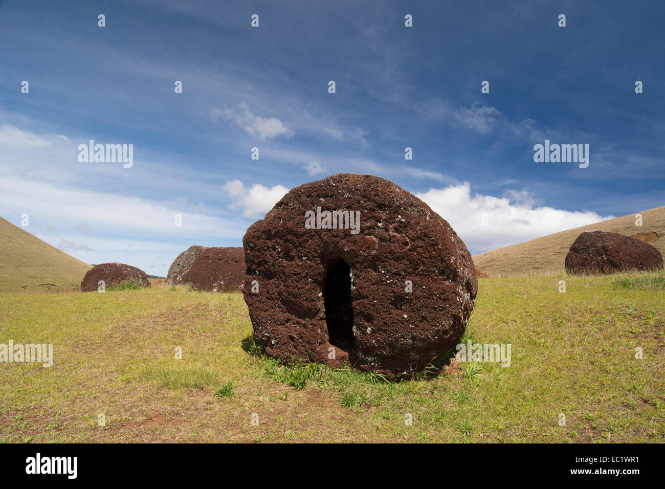Le Chili, l'île de Pâques ou Rapa Nui. Puna Pau, Rapa Nui NP. Cratère volcanique carrière d'où on trouve des scories utilisées pour sculpter moai chapeaux. Banque D'Images