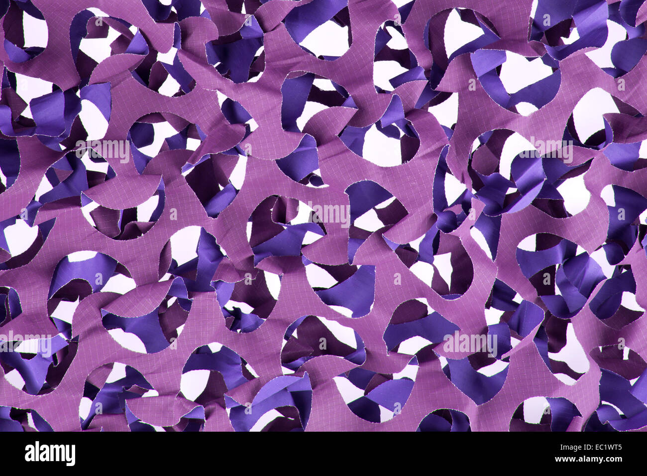 Filet de camouflage violet isolé sur fond blanc Photo Stock - Alamy