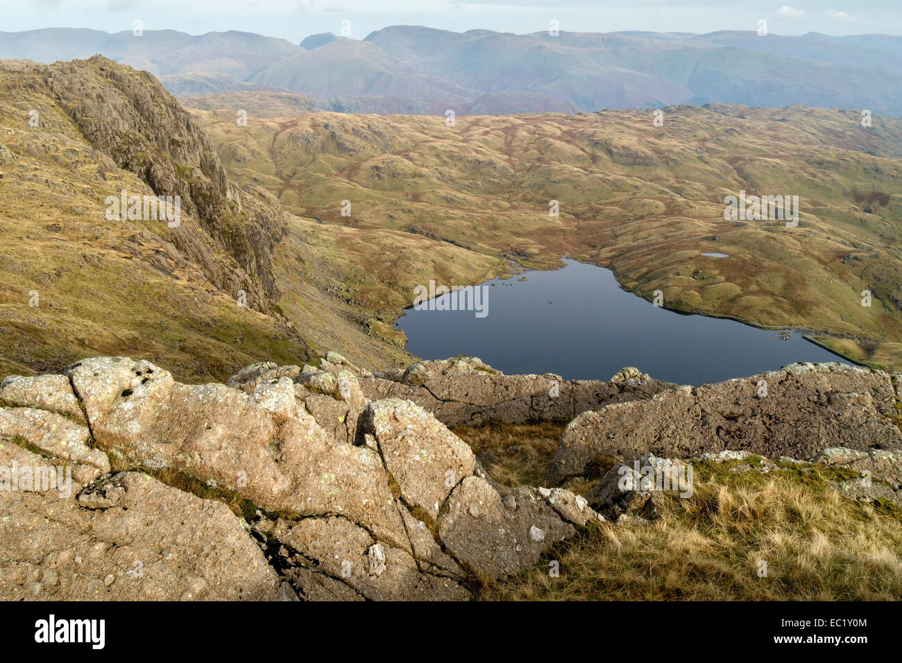 Stickle Tarn et Pavey Arc vu du haut de Harrison Stickle dans les Langdale Pikes, Lake District, Cumbria, England, UK. Banque D'Images