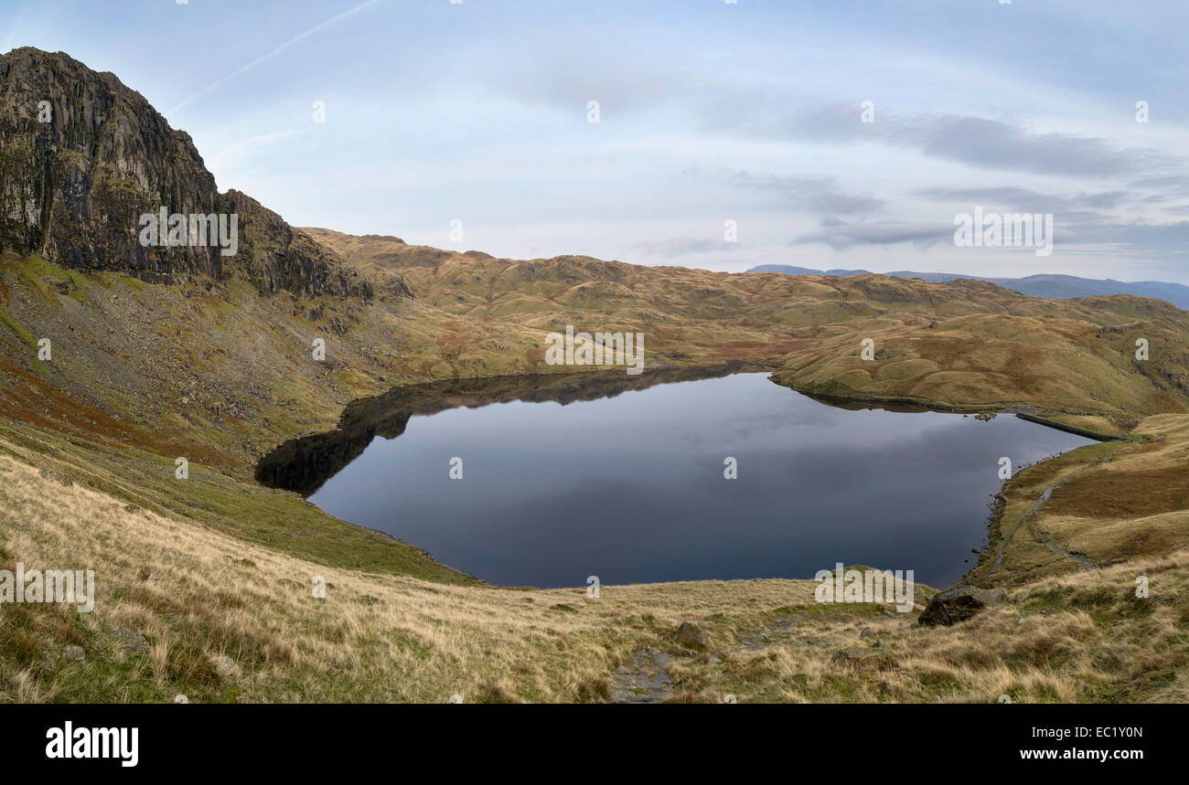Stickle Tarn et Pavey Arc vu depuis les pistes de Harrison Stickle dans les Langdale Pikes, Lake District, Cumbria, England, UK. Banque D'Images