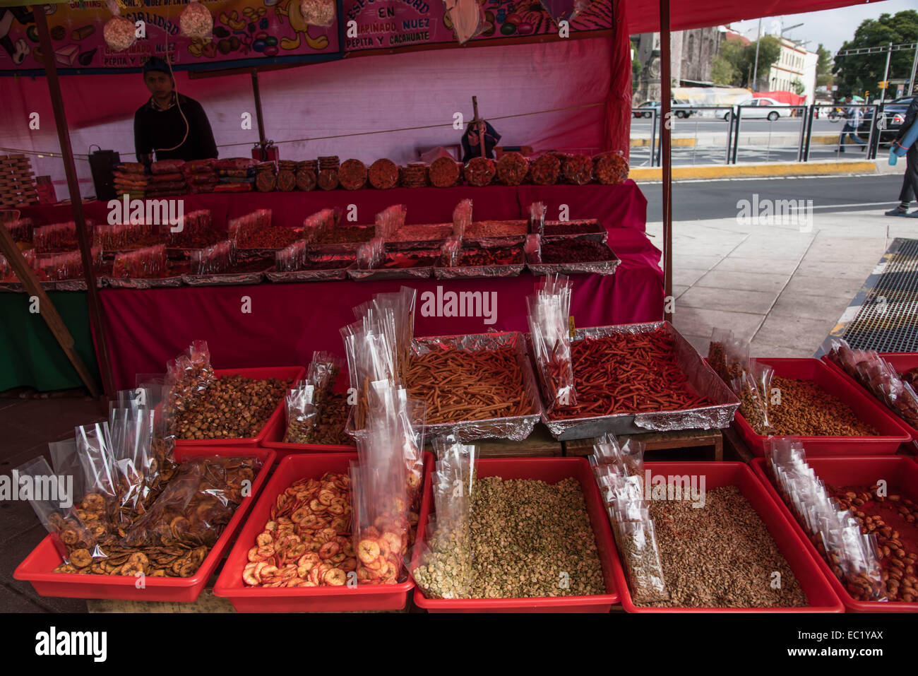 Panier alimentaire de bonbons traditionnels mexicains, près de Hidalgo, Mexico,Mexique Banque D'Images