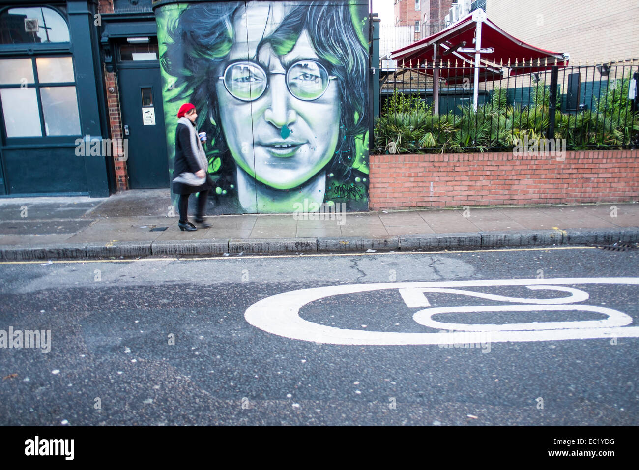 London UK John Lennon murale graffiti art urbain GO Banque D'Images