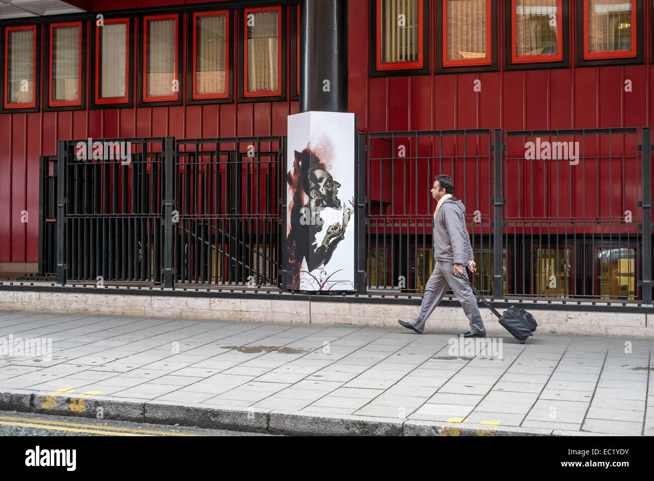 UK London Kings Cross homme marche de trottoir Banque D'Images