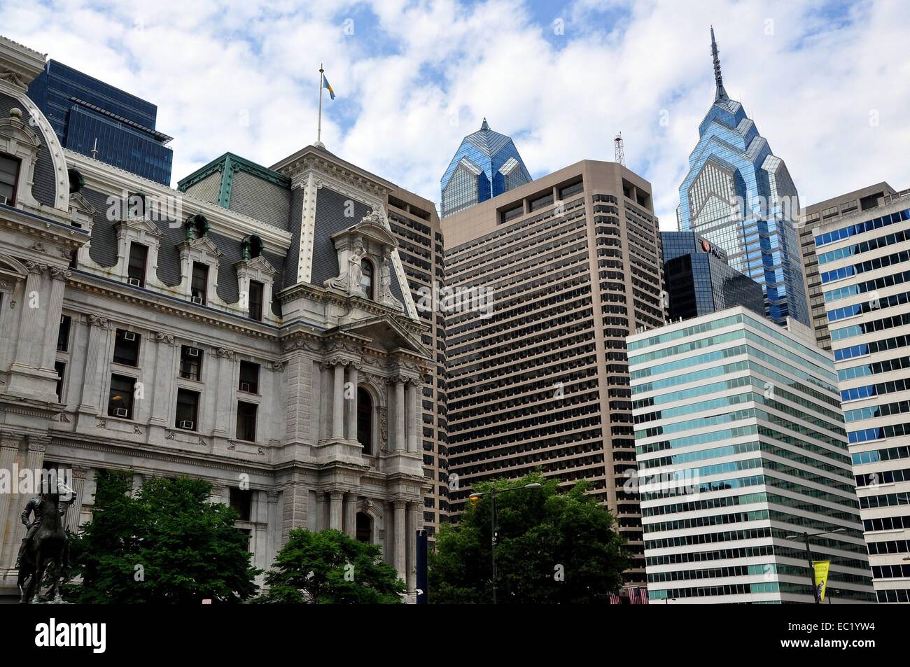 Philadelphie, Pennsylvanie : Philadelphia City Hall (à gauche) et tours de bureaux modernes dans le centre ville Banque D'Images