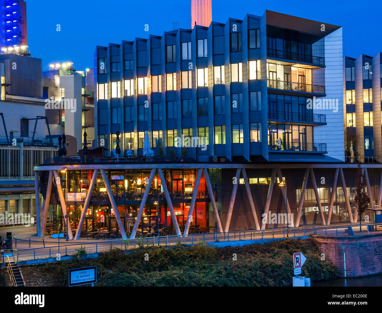 Restaurant moderne Chicago Meat Packers Riverside avec immeubles de bureaux modernes, Westhafen Pier 1, Frankfurt am Main, Hesse Banque D'Images