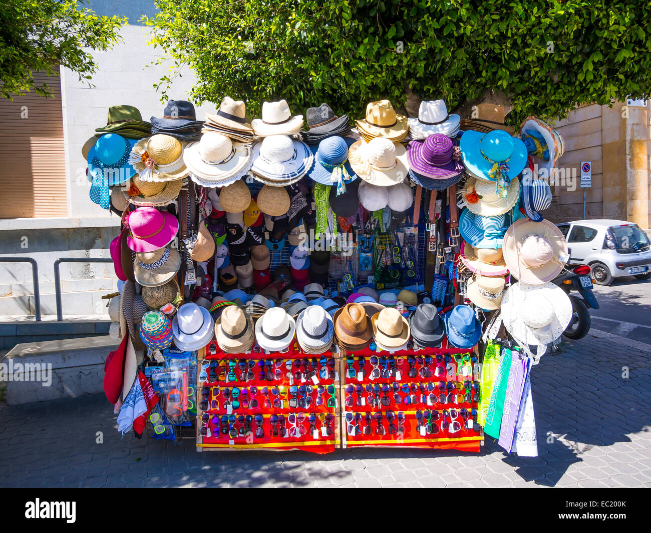 Hat de vendeur, Viale Regina Elena, Piazza Garibaldi, Trapani, province de Trapani, Sicile, Italie Banque D'Images