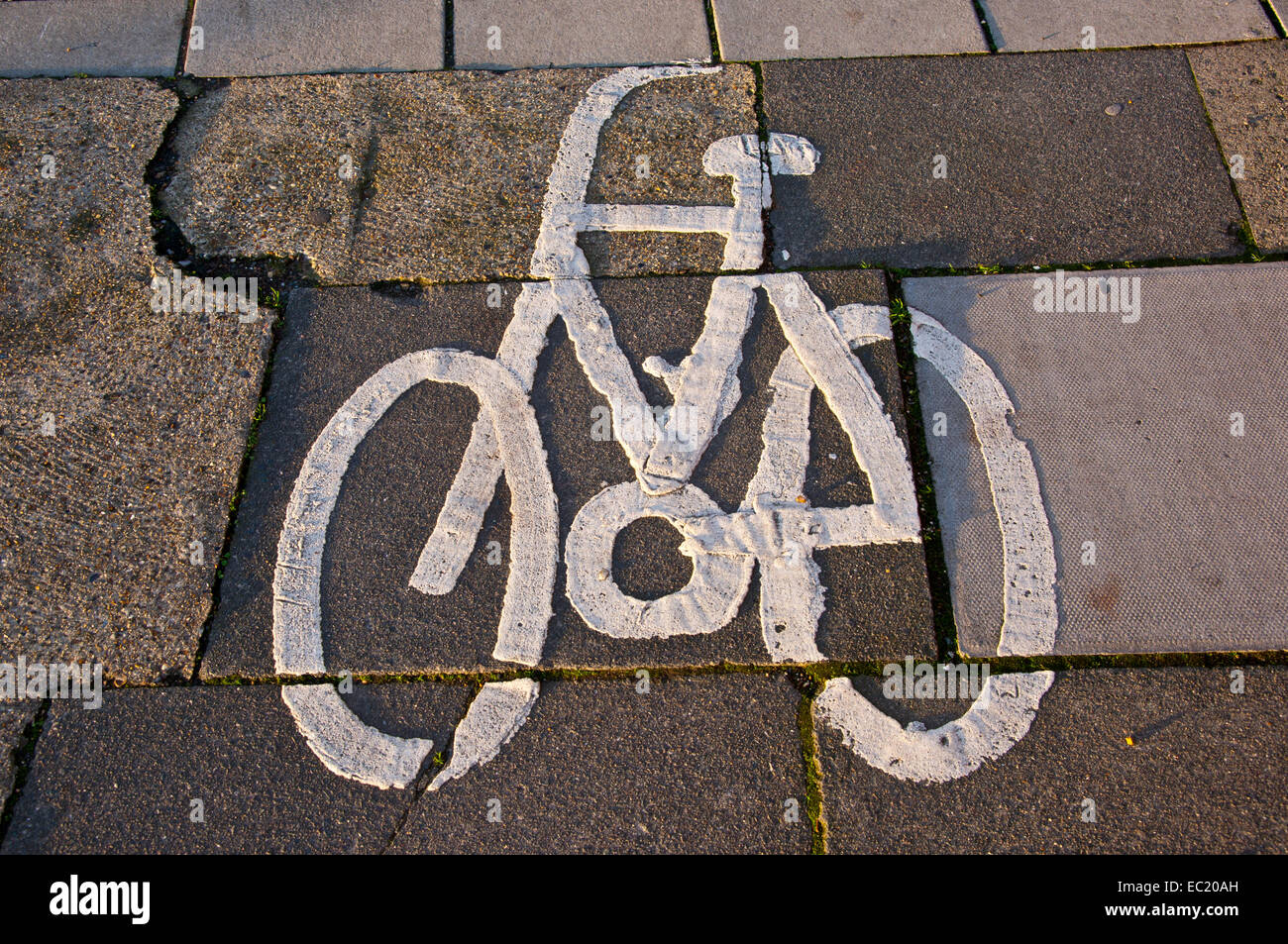 Cycle path symbole signe sur des dalles de la chaussée Banque D'Images