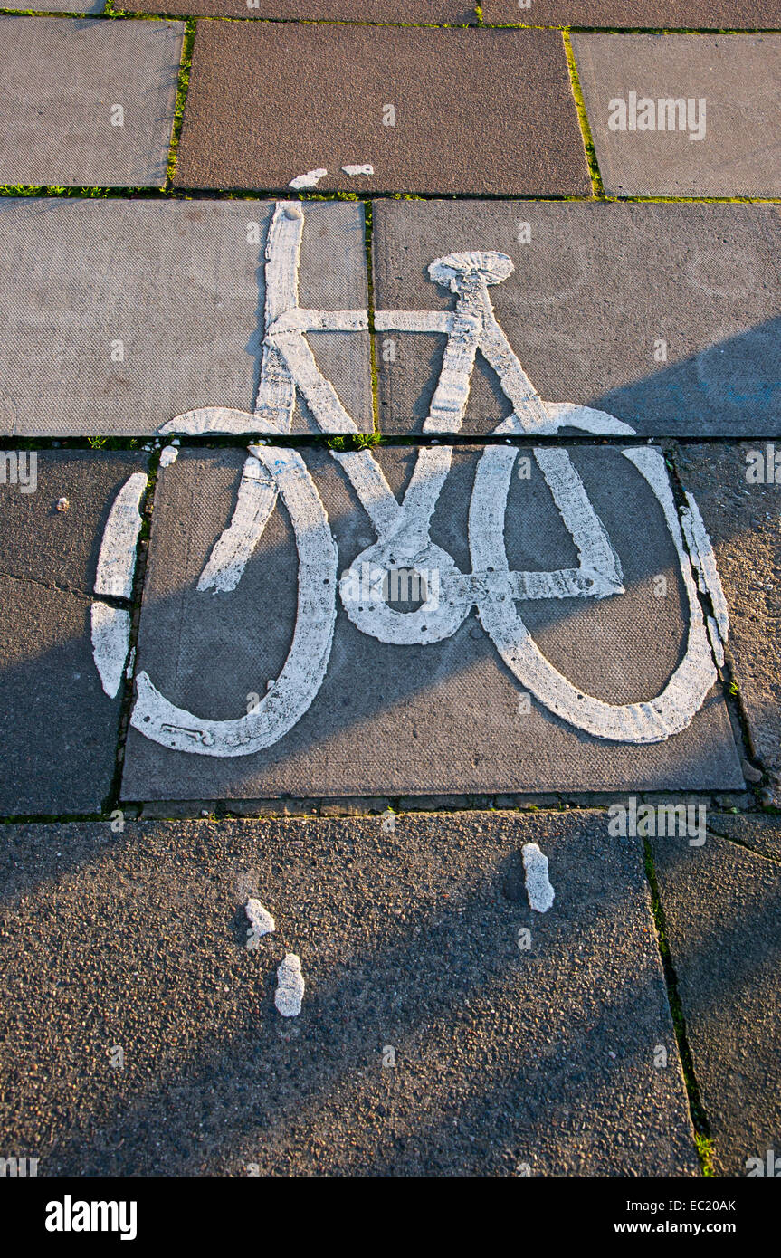 Cycle path symbole signe sur des dalles de la chaussée Banque D'Images