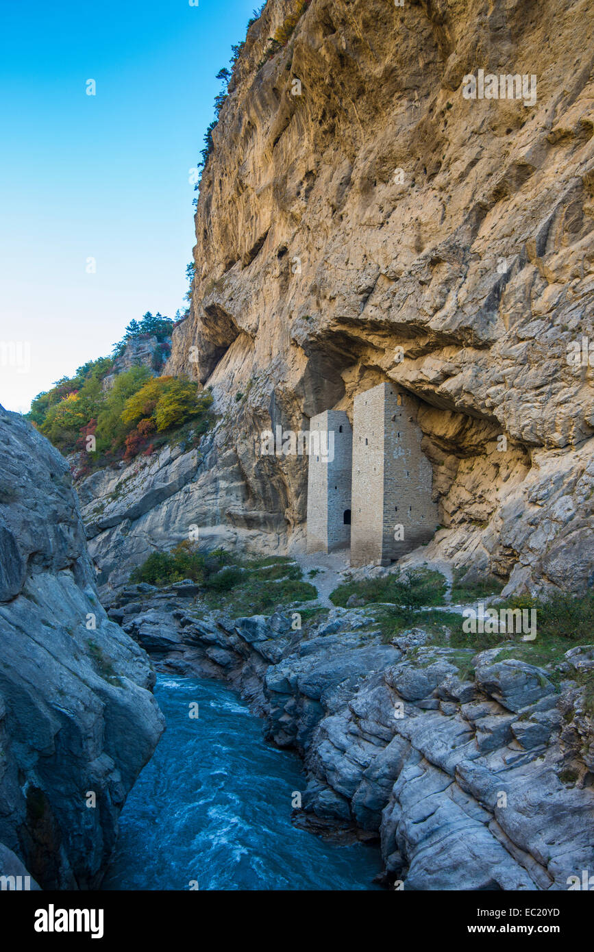 Guet tchétchène sous falaise en surplomb sur la rivière Argoun, près de Itum Kale, Tchétchénie, Caucase, Russie Banque D'Images