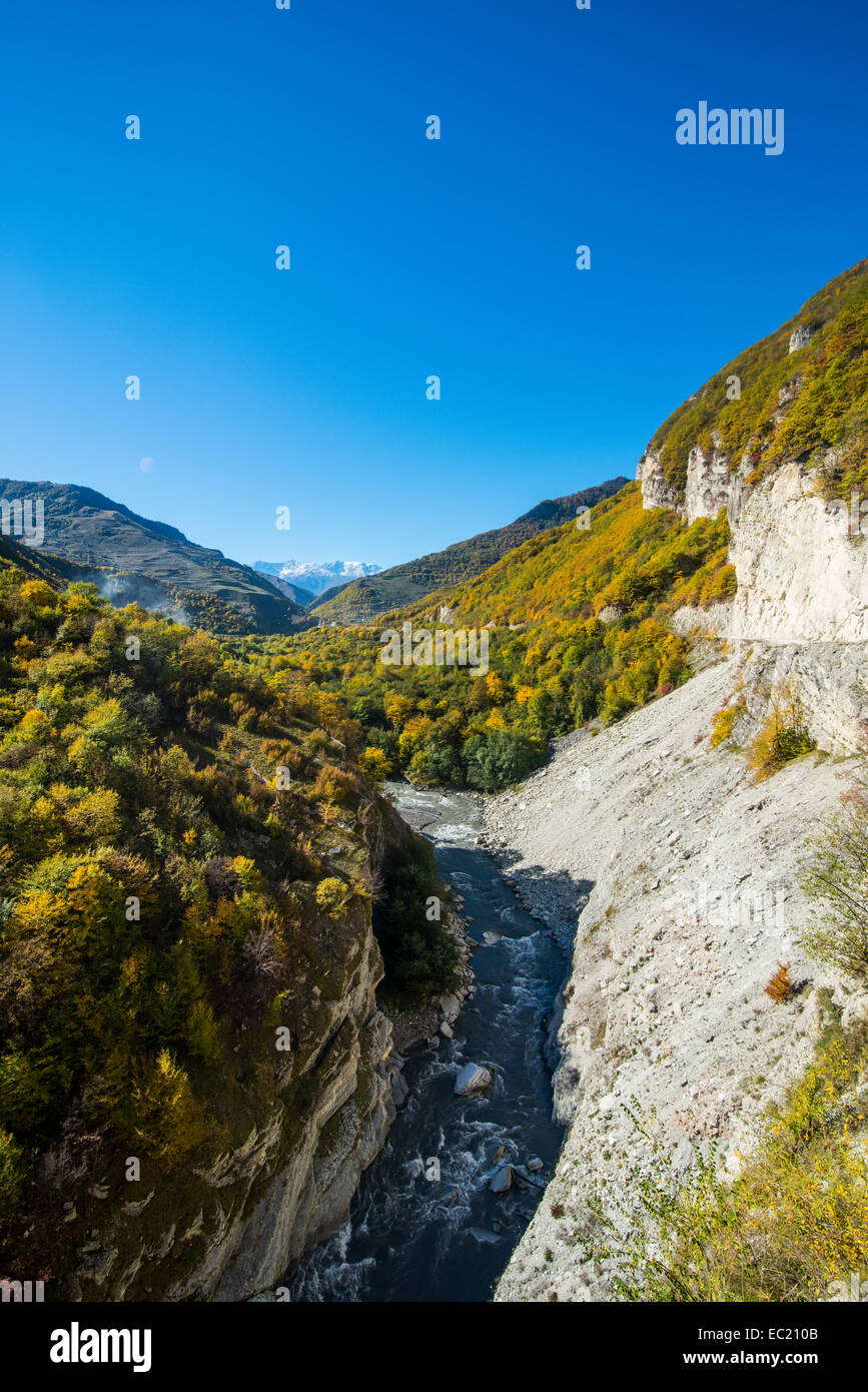 Sur la gorge de la rivière Argoun, montagnes tchétchène, en Tchétchénie, Caucase, Russie Banque D'Images