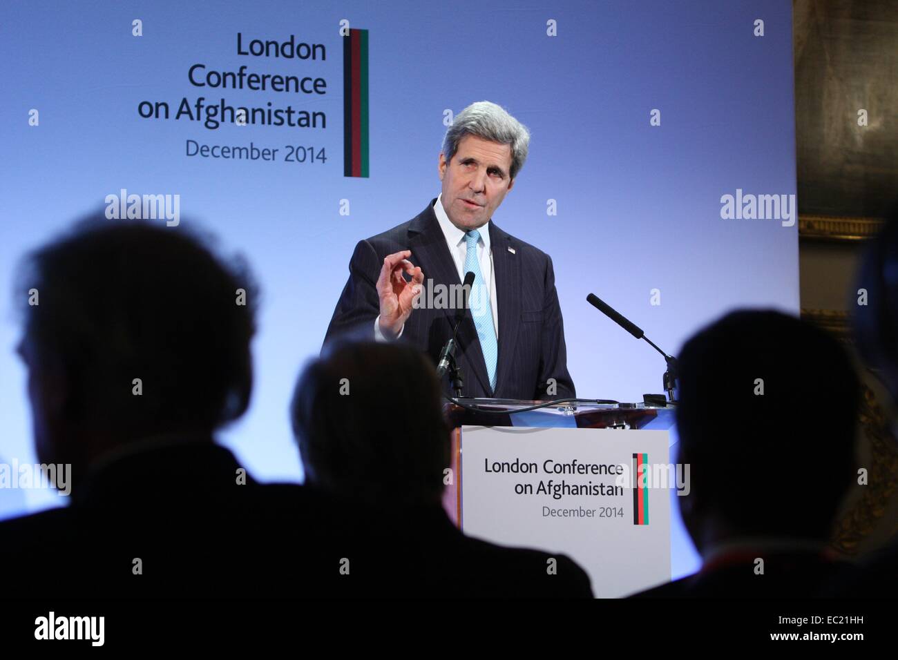 Le secrétaire d'Etat américain John Kerry lors d'une conférence de presse après la Conférence de Londres sur l'Afghanistan le 4 décembre 2014 à Londres. Banque D'Images