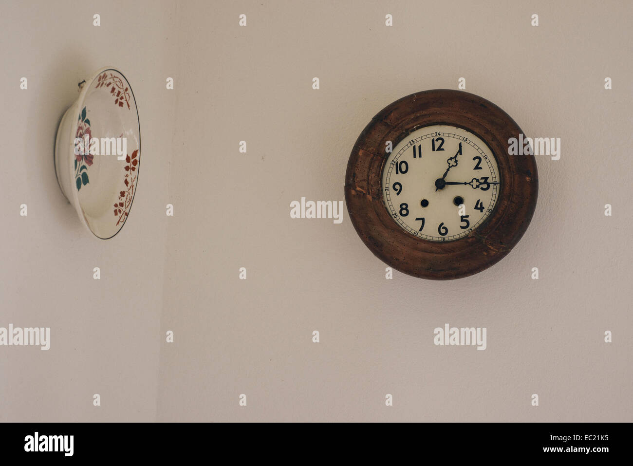 Horloge à l'ancienne sur le mur Banque D'Images