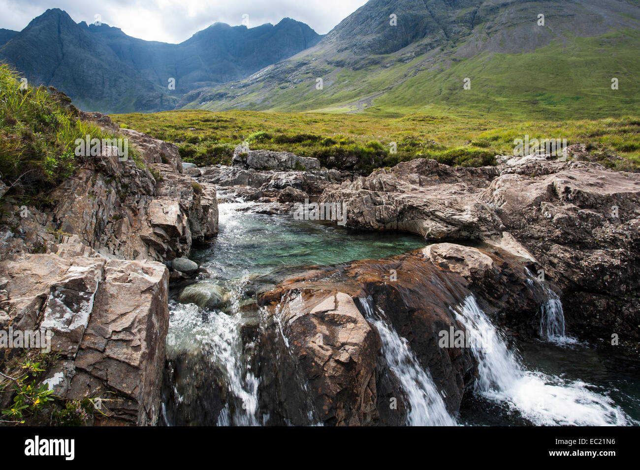 La Fée Des piscines en Glen friable avec Cuillin Hills derrière, l'île de Skye, Ecosse, Royaume-Uni Banque D'Images