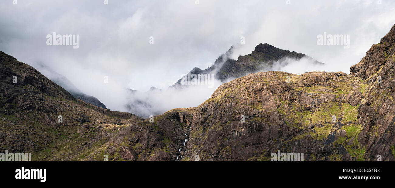 Un Chaoich Allt' cascade avec des pointes de Sgurr Beag Dubh Dubh et Sgurr Morr de Cuillin Hills derrière, l'île de Skye, Écosse Banque D'Images