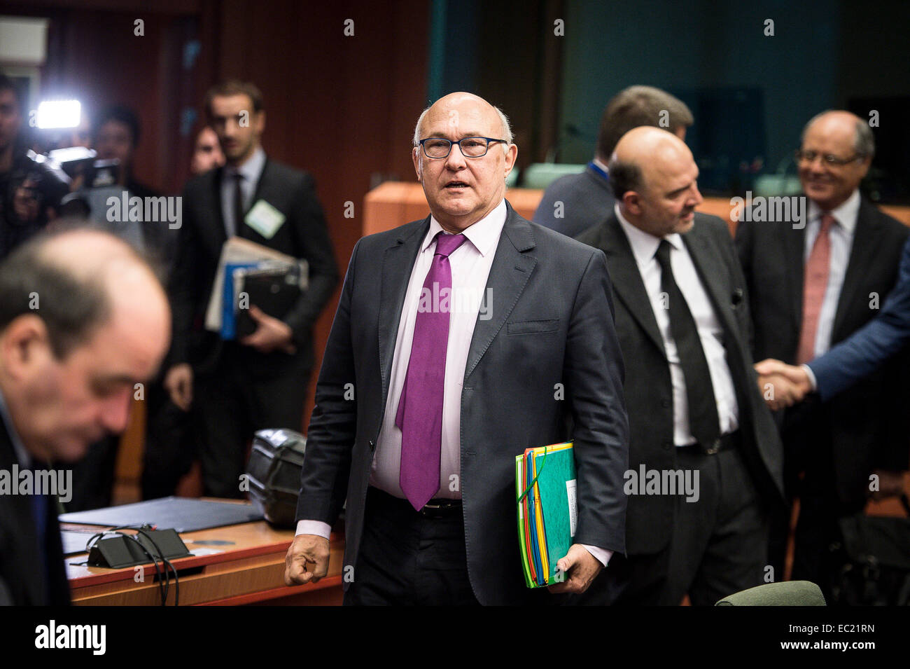 Michel Sapin, ministre français des Affaires étrangères au début de l'Eurogroupe avec les ministres européens des finances réunis au siège du Conseil de l'UE à Bruxelles, Belgique le 08.12.2014 à l'ordre du jour de la session est l'évaluation des Etats membres de la zone euro' projets de plans budgétaires. L'économie et les ministres des finances de la zone Euro discuteront également de la Grèce (cinquième examen et suivi), le Portugal (premier rapport de surveillance post-programme), l'Irlande (deuxième mission de surveillance post-programme), Stimuler les investissements et les réformes structurelles. par Wiktor Dabkowski Banque D'Images