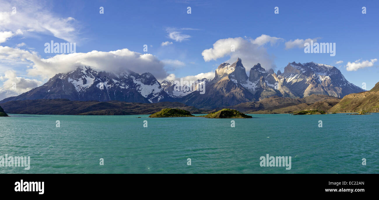 Lac Lago Pehoe et massif de Paine Grande, parc national Torres del Paine, région de Magallanes y la Antártica Chilena, Chili Banque D'Images