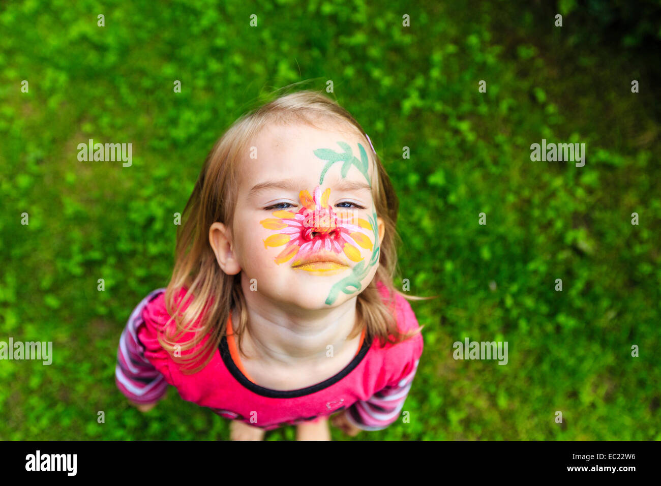 Girl, deux ans, avec la peinture du visage Banque D'Images