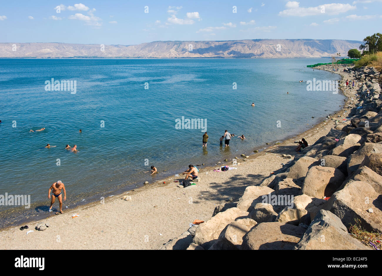 Les gens nagent dans la mer de Galilée, au sud de Tibériade Banque D'Images