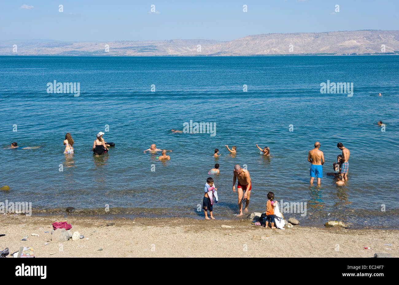 Les gens nagent dans la mer de Galilée, au sud de Tibériade Banque D'Images