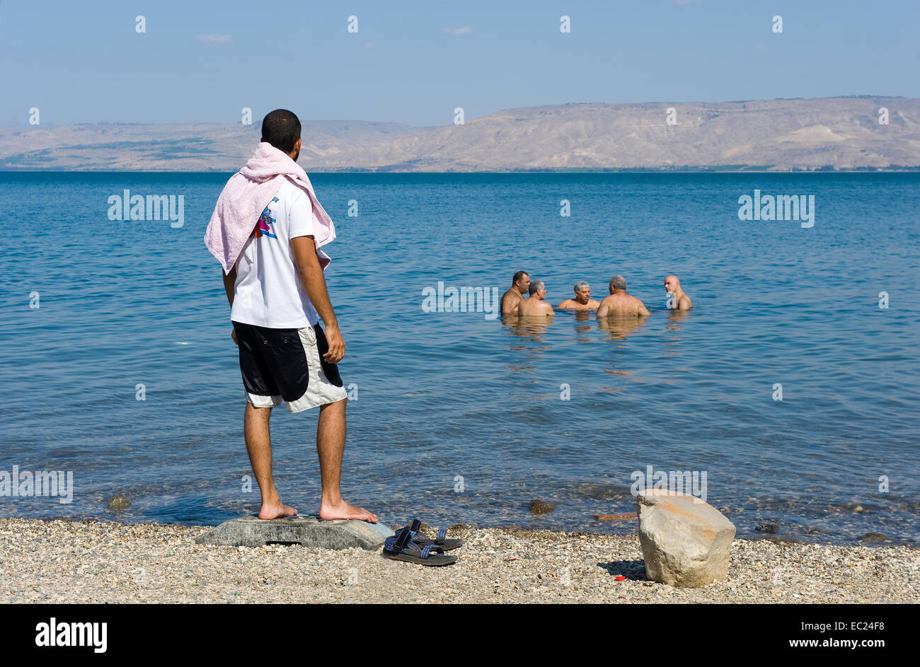 Les gens sont en train de vous détendre sur la plage et dans la mer de Galilée, au sud de Tibériade Banque D'Images