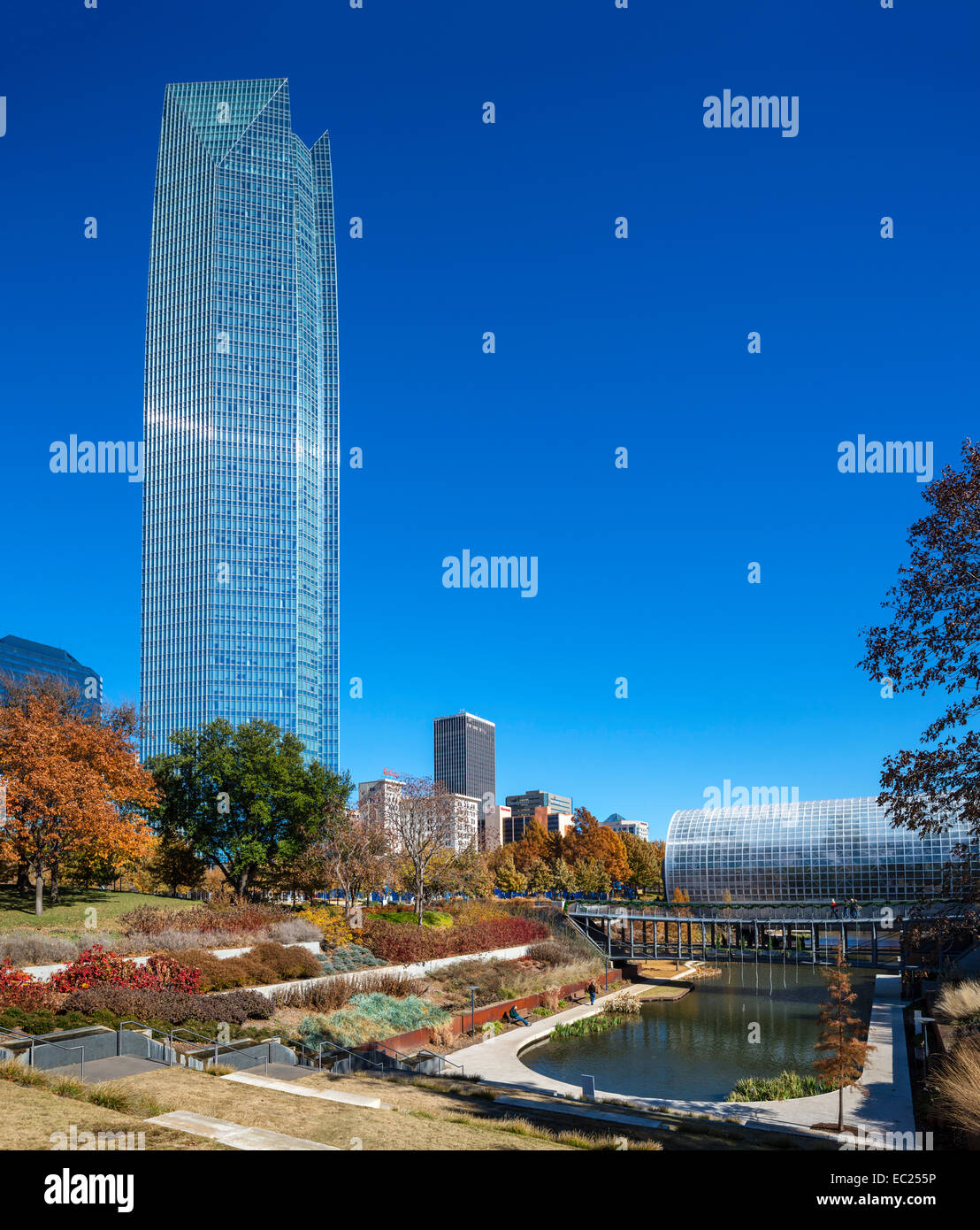 Le centre-ville et la Tour de la Devon Myriad Botanical Gardens avec le Crystal Bridge sur la droite, Oklahoma City, OK, États-Unis d'Amérique Banque D'Images