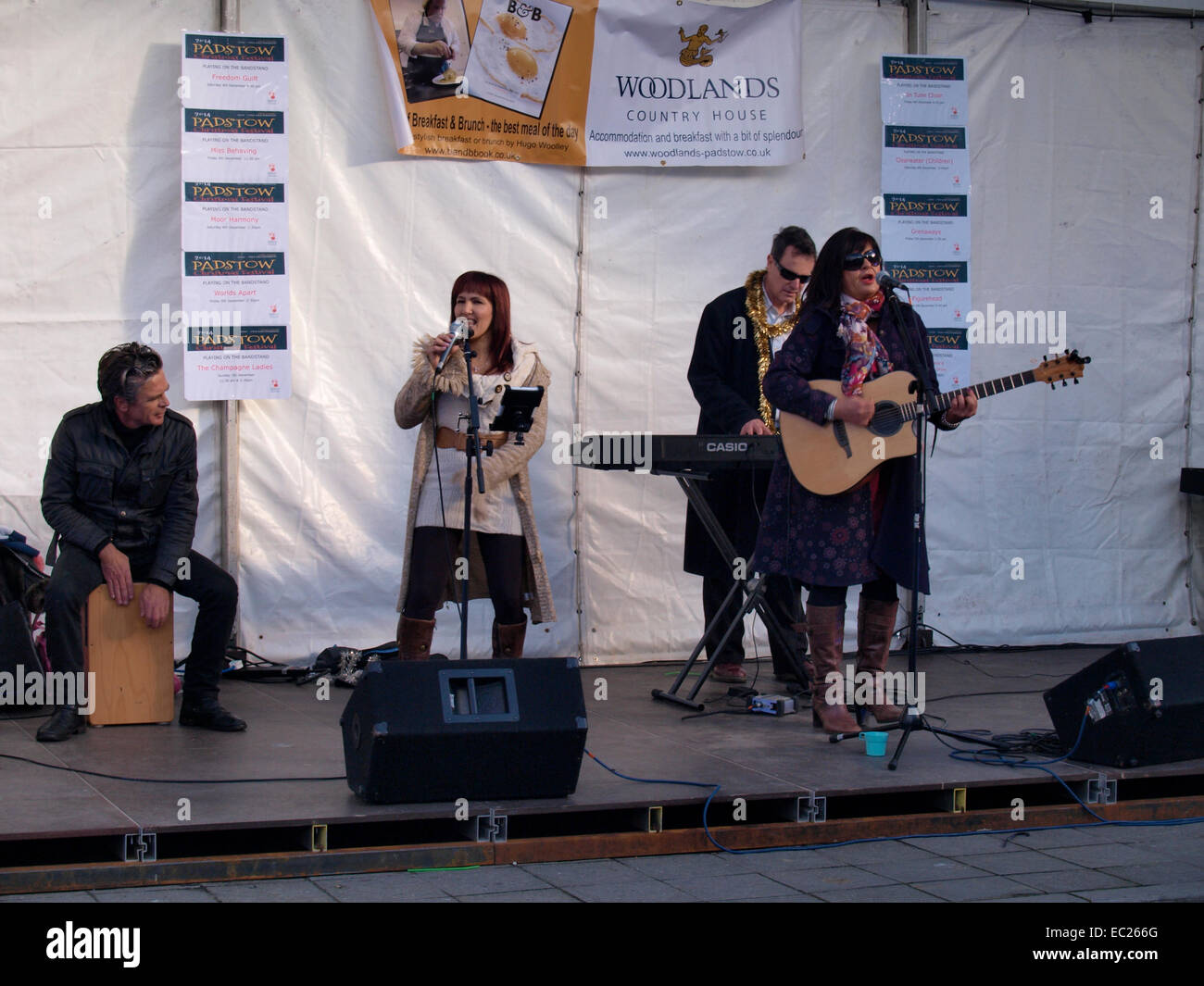 Groupe musical, peu d'amour sur la scène du festival de Noël de Padstow, Cornwall, UK Banque D'Images