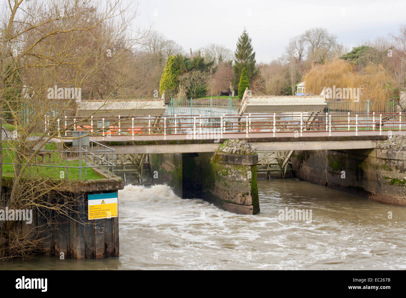 Contrôle de flux de la rivière de portes à Yalding près de Maidstone Kent Banque D'Images