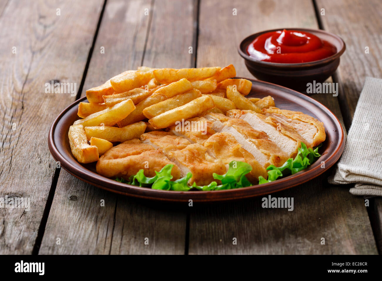 Escalope de poulet pané avec des pommes de terre Banque D'Images