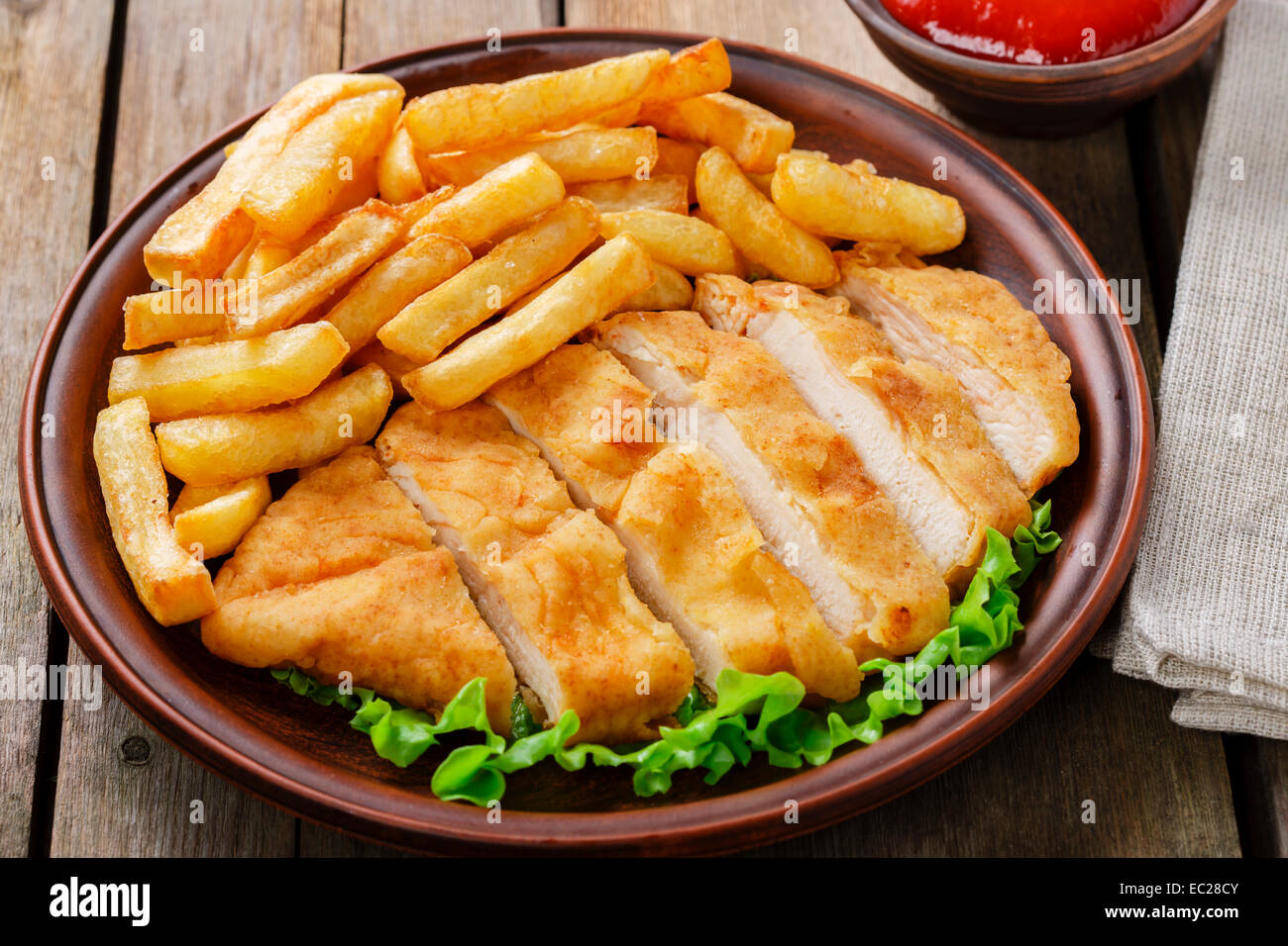 Escalope de poulet pané avec des pommes de terre Banque D'Images