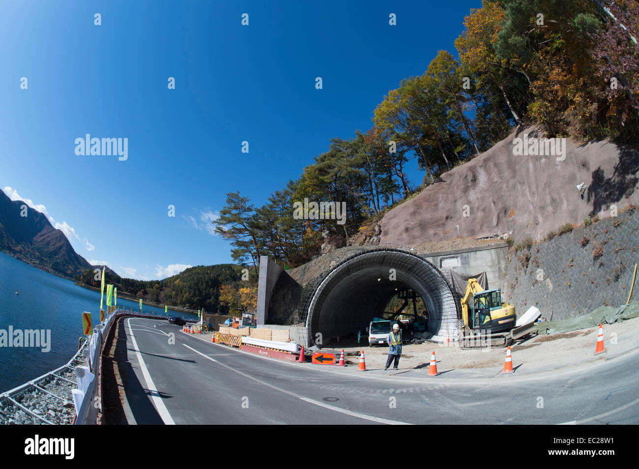 Nouveau projet de liaison routière sur les rives du lac Kawaguchi, le Japon. Banque D'Images