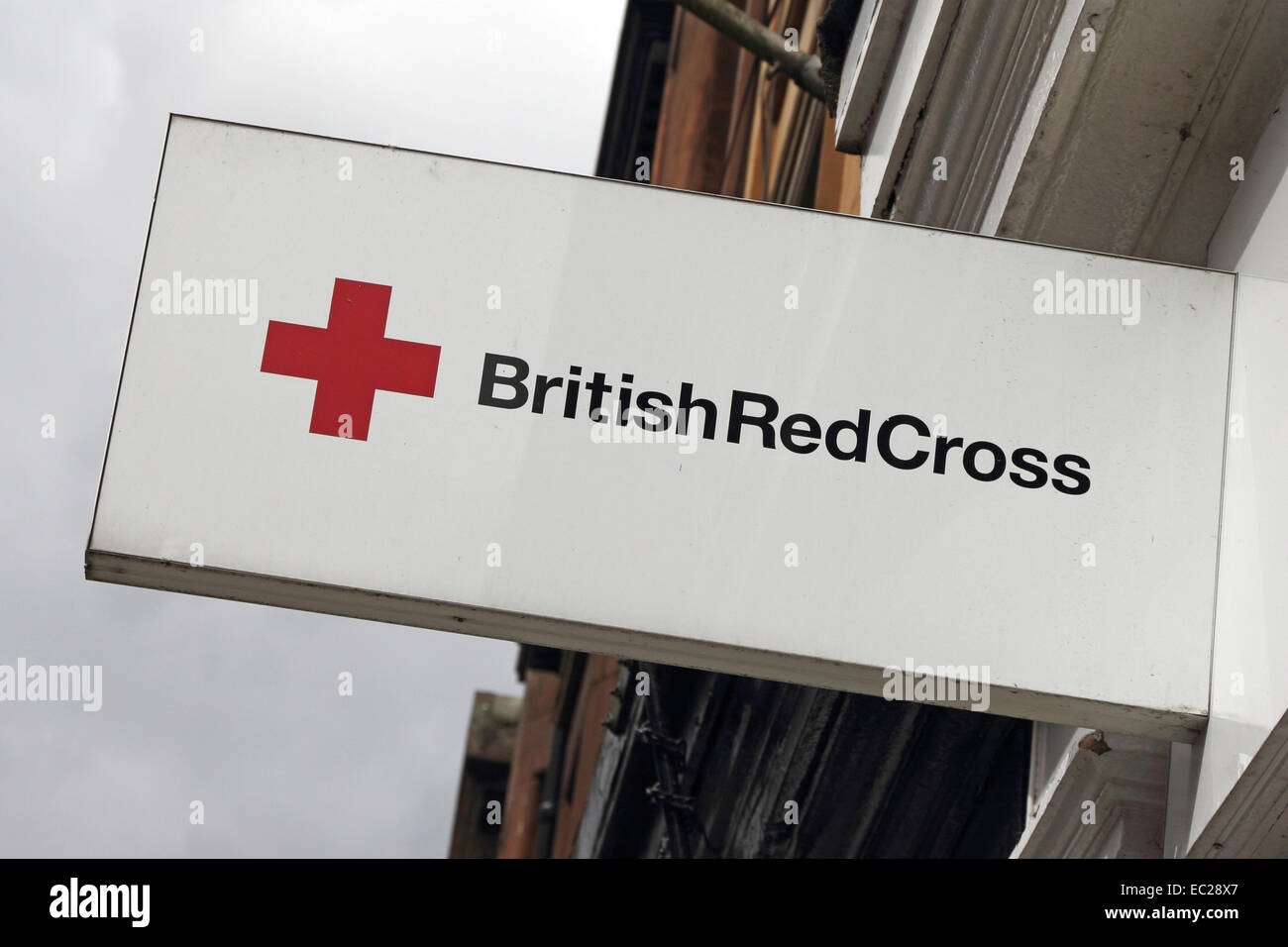 Affiche à l'extérieur de la Croix Rouge Britannique shop. Banque D'Images