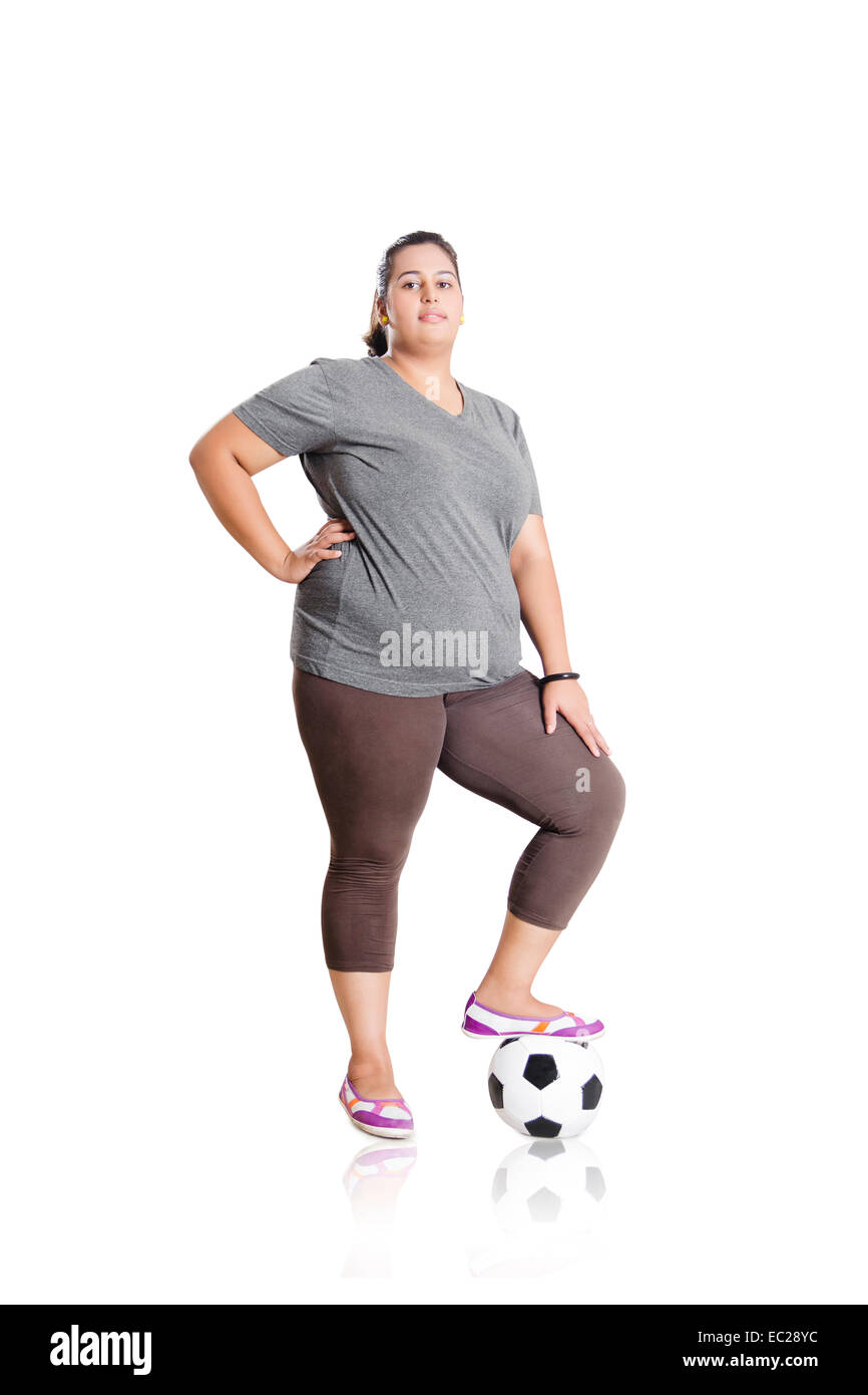 Dame obèse indiens jouant au football Banque D'Images