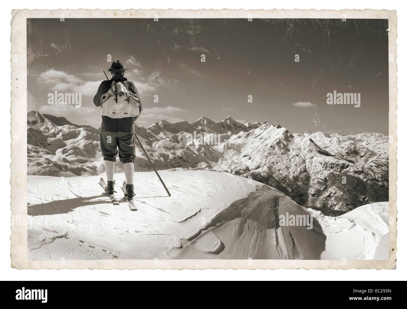 Photo ancienne vintage avec skieur avec des vieux skis en bois Banque D'Images