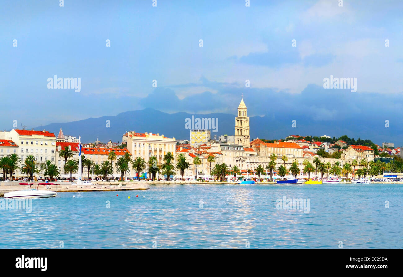 Skyline de Split avec le palais de Dioclétien célèbre dans le centre. La Croatie Banque D'Images