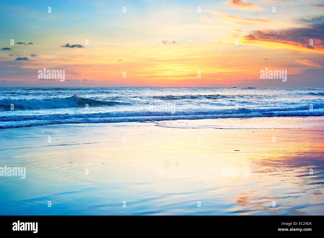 Magnifique coucher de soleil sur la plage de l'île de Bali, Indonésie Banque D'Images