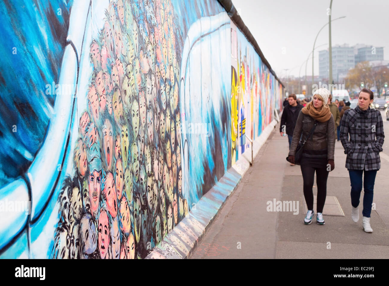 Les gens qui marchent au mur de Berlin à l'East Side Gallery . C'est un 1,3 km de long, partie de mur original Banque D'Images