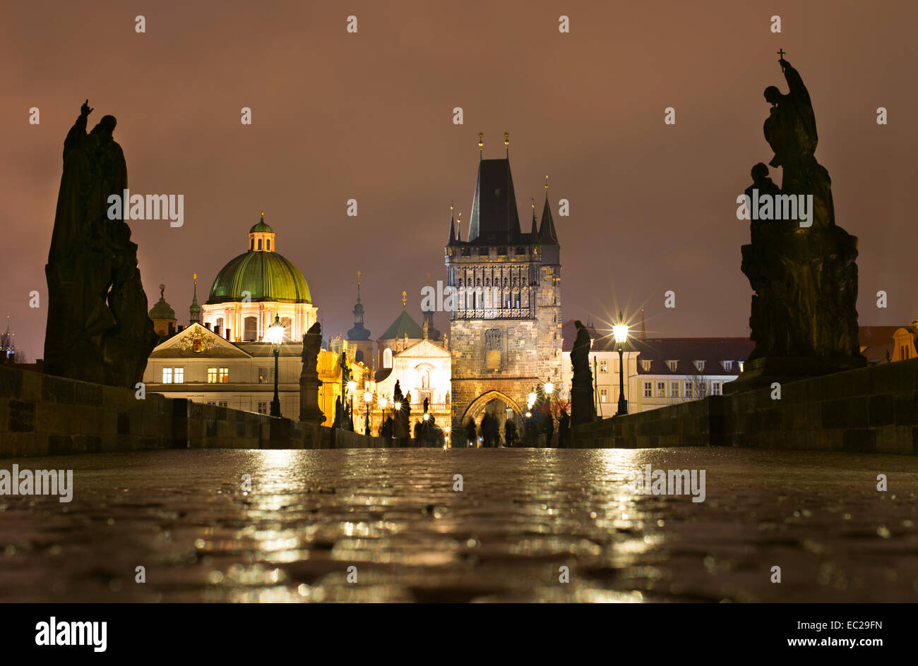 Le pont Charles avec la lumière réfléchie par les pavés humides. Prague Banque D'Images