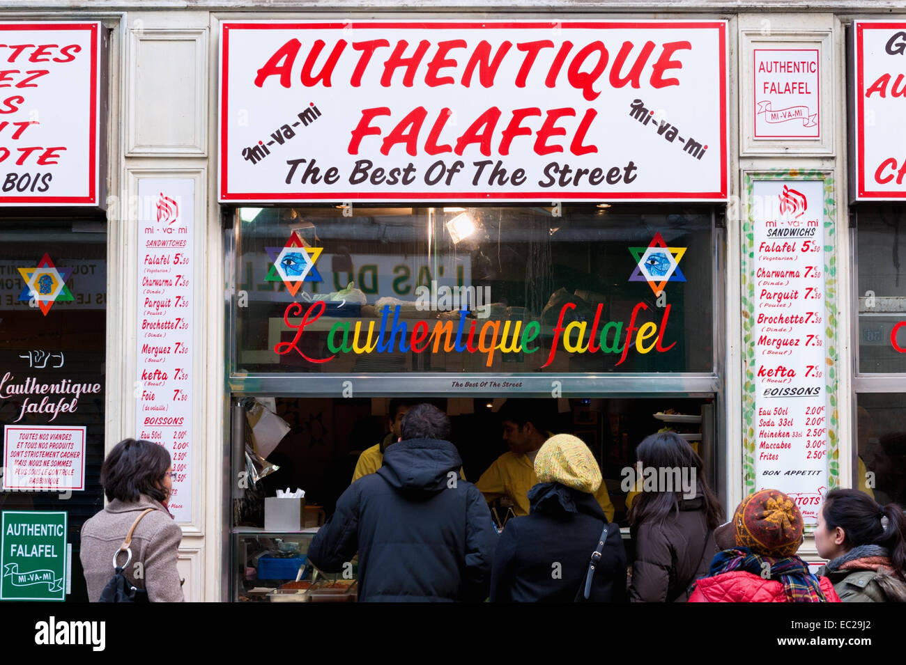 La queue pour Mi-Va à falafels-Mi sur la rue des Rosiers dans le Marais, Paris. Banque D'Images
