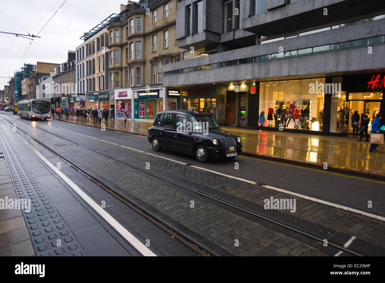 Les lignes de tram sur Princes Street dans le centre-ville Edinburgh Scotland UK Banque D'Images