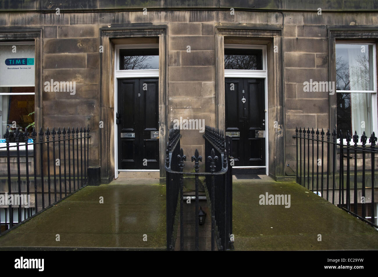 Black n° 9 & 8 portes avant aux balustrades de maisons d'époque en centre-ville Edinburgh Scotland UK Banque D'Images