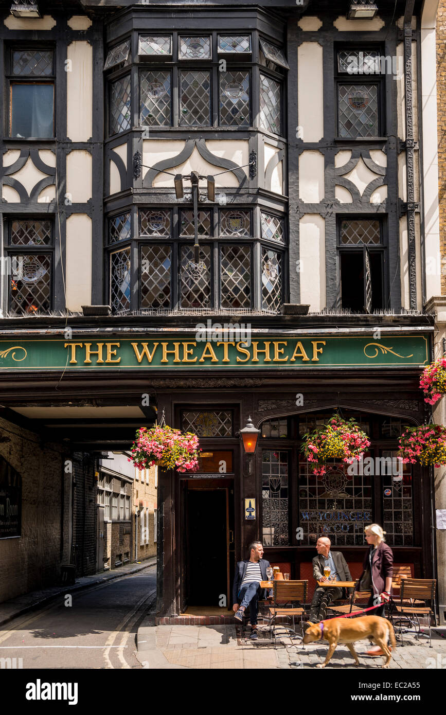 Le Wheatsheaf pub dans Fitzrovia, Londres Banque D'Images
