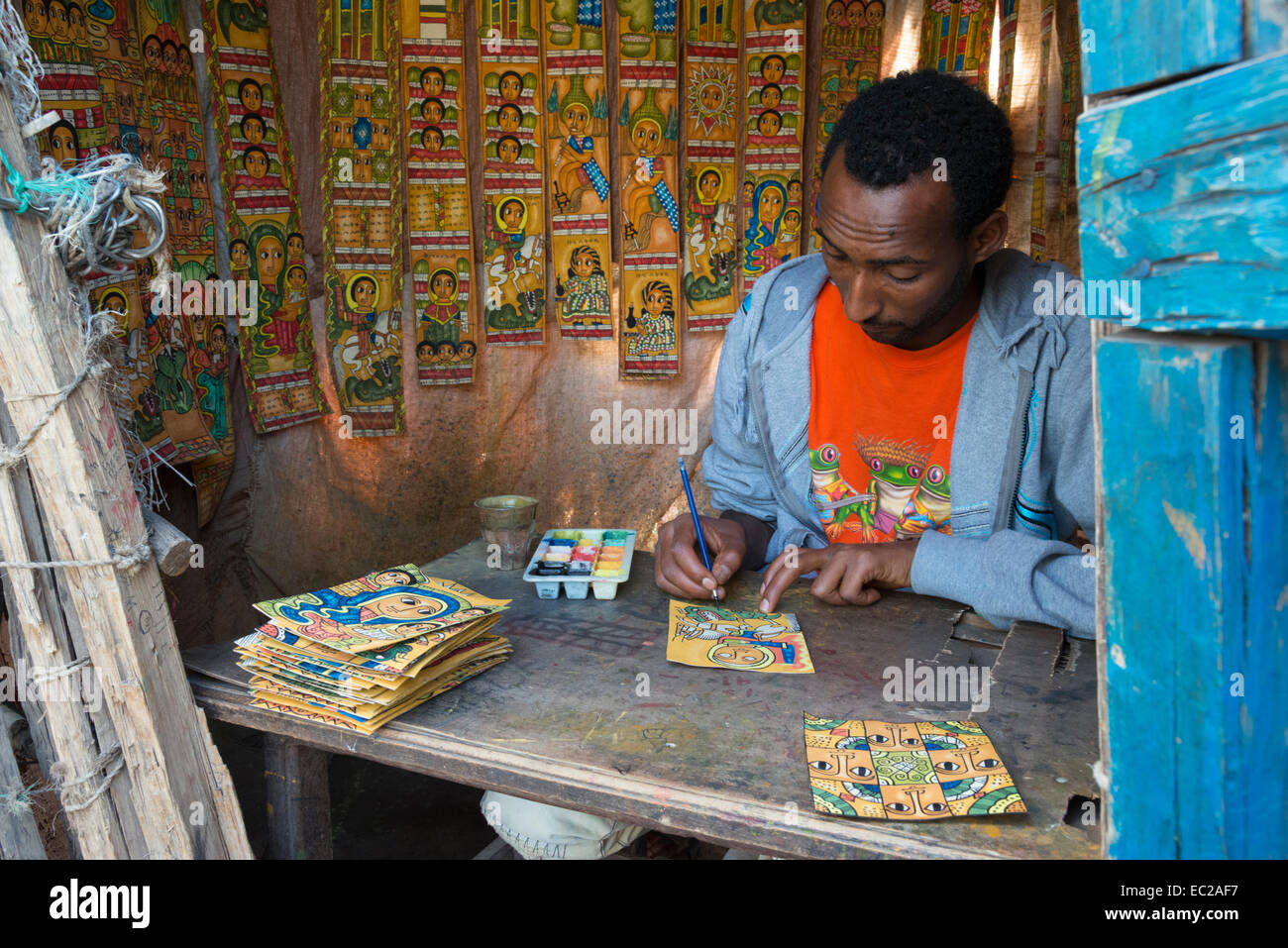 Artiste peintre au travail dans son tukul. Lalibela. Le nord de l'Éthiopie. Banque D'Images