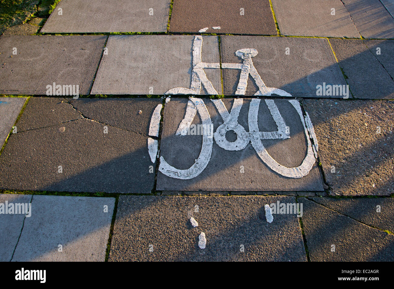 Cycle path symbole signe sur des dalles de la chaussée Banque D'Images