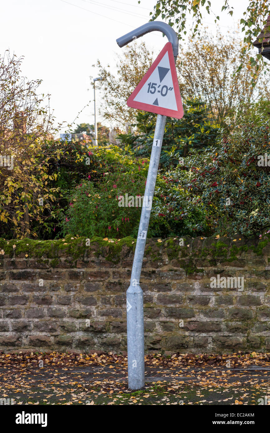 Panneau routier tordues endommagé limitation de hauteur montrant, Nottinghamshire, Angleterre, RU Banque D'Images