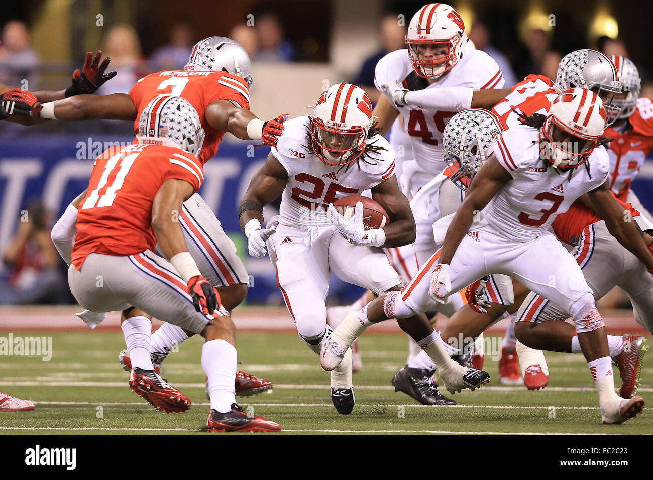 Indianapolis, IN, USA. 06 Dec, 2014. Wisconsin Badgers Melvin running back Gordon (25) ne peut pas trouver un trou de fonctionner grâce à l'encontre d'un avare Ohio State Buckeyes défense au cours de la première moitié du championnat NCAA 10 grand match de football entre les blaireaux du Wisconsin et l'Ohio State Buckeyes au Lucas Oil Stadium à Indianapolis, Indiana. La défaite de l'état de l'Ohio Wisconsin 59-0. ©2014 Billy Hurst/CSM/Alamy Live News Banque D'Images