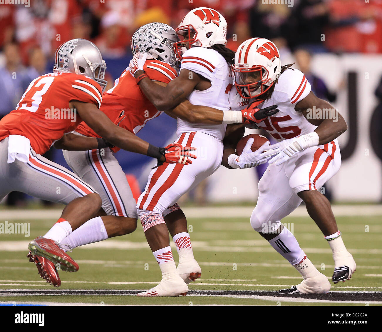 Indianapolis, IN, USA. 06 Dec, 2014. Wisconsin Badgers Melvin running back Gordon (25) ne peut pas trouver un trou de fonctionner grâce à l'encontre d'un avare Ohio State Buckeyes défense au cours de la première moitié du championnat NCAA 10 grand match de football entre les blaireaux du Wisconsin et l'Ohio State Buckeyes au Lucas Oil Stadium à Indianapolis, Indiana. La défaite de l'état de l'Ohio Wisconsin 59-0. ©2014 Billy Hurst/CSM/Alamy Live News Banque D'Images