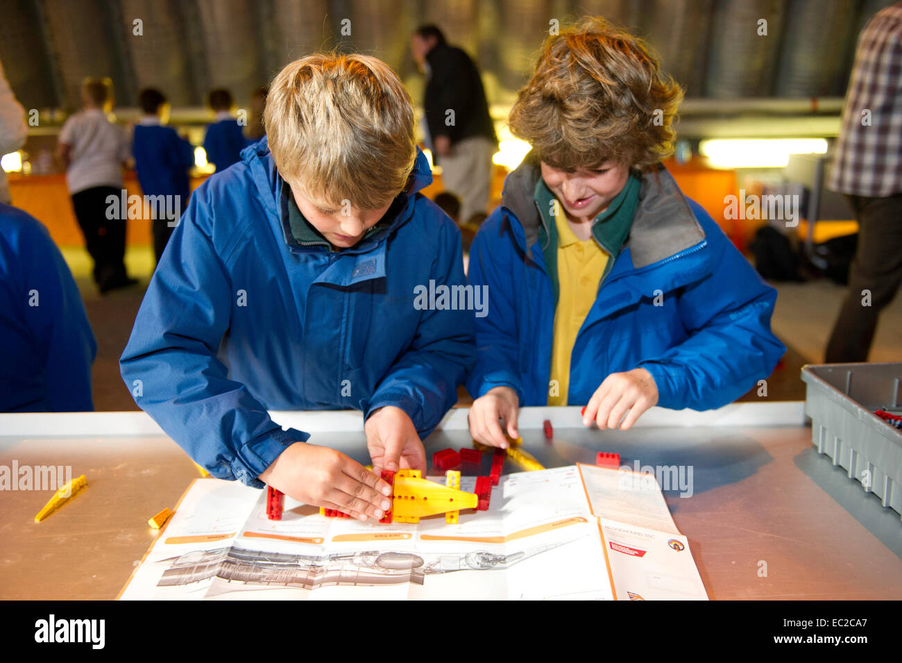 Les enfants à construire un monde Lego tentative de record de vitesse en voiture de course Banque D'Images