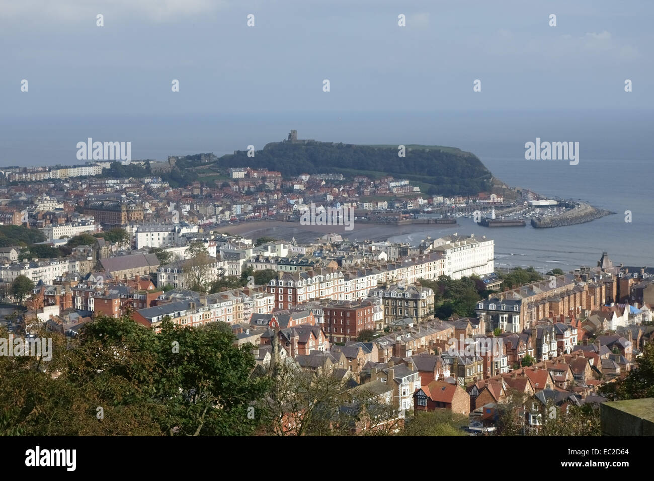 Donnant sur la ville de Scarborough de Oliver's Mount avec la baie et Scarough beyound château sur une belle journée d'automne Banque D'Images